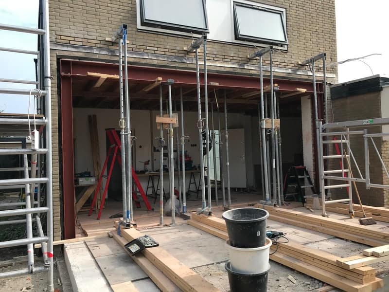 Nieuwe stalen constructie tijdens een gevelopening